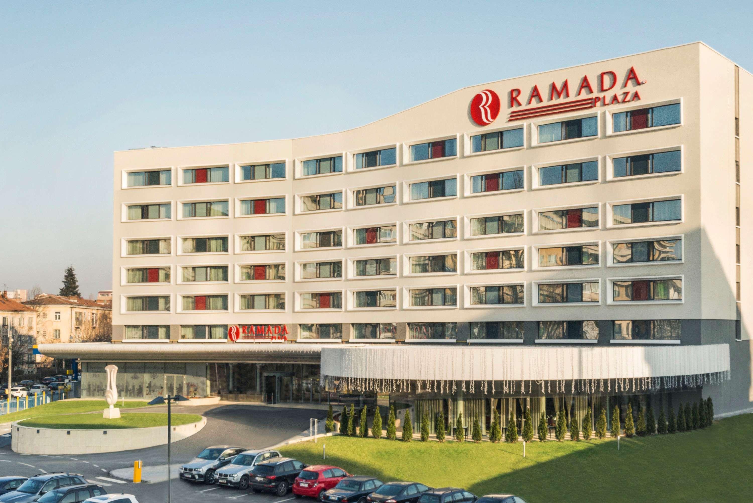 Ramada Plaza Craiova Hotel Exterior photo