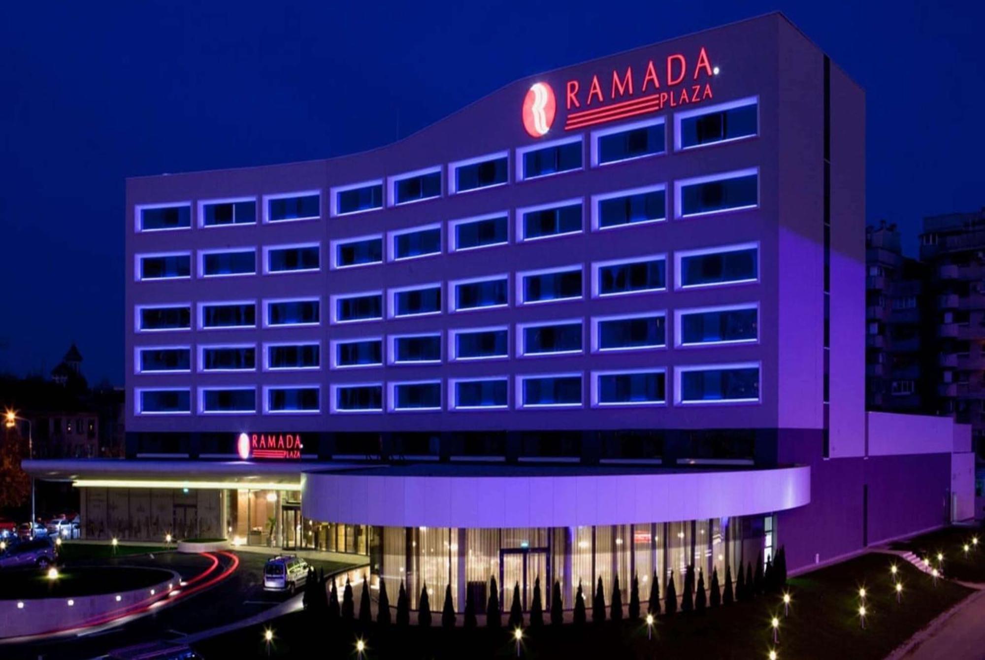 Ramada Plaza Craiova Hotel Exterior photo