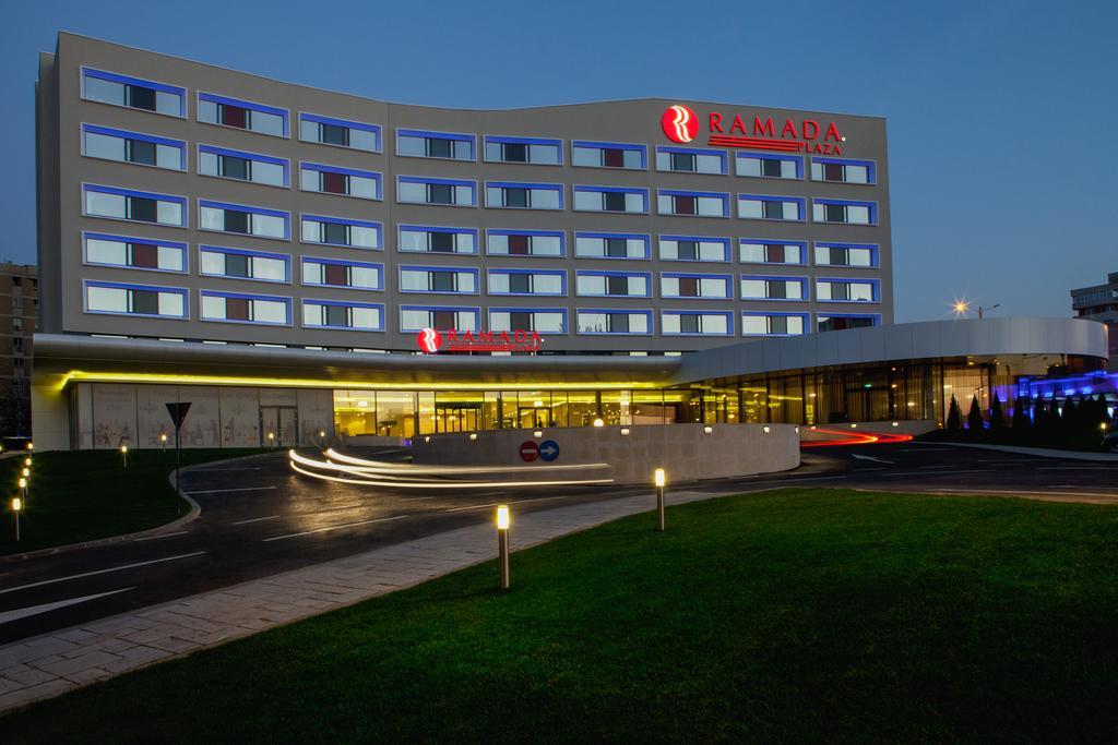 Ramada Plaza Craiova Hotel Exterior photo