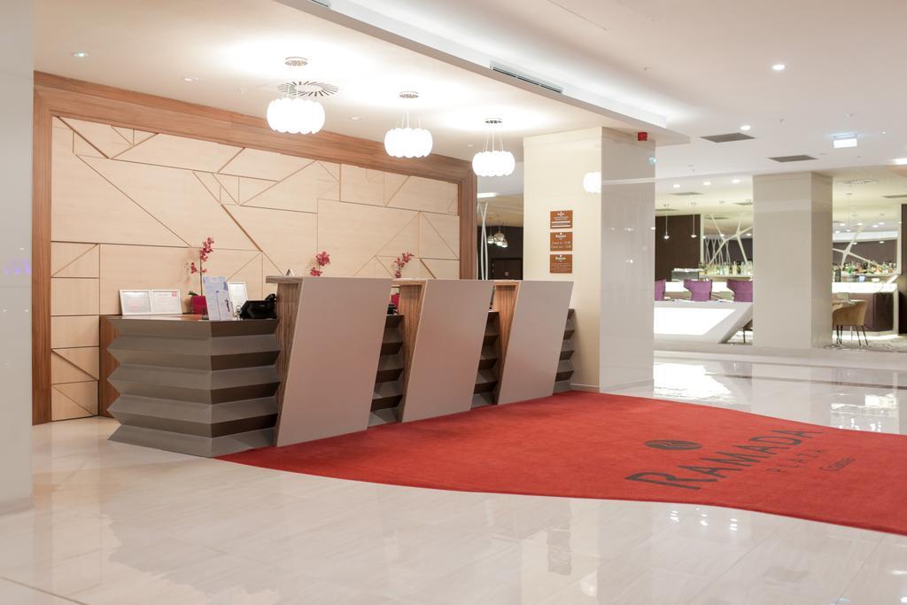 Ramada Plaza Craiova Hotel Exterior photo